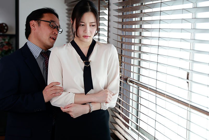 Em muốn anh giúp chồng em trả món nợ này thì em phải ngoan